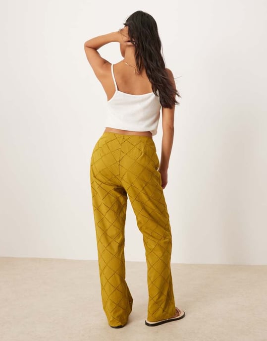 ASOS DESIGN Petite raka byxor med geometrisk utskärning i oliv - Image 3
