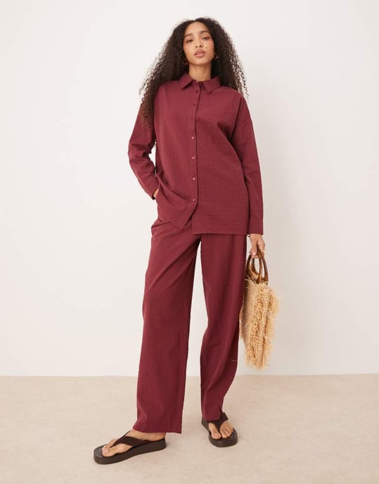 ASOS DESIGN seersucker avslappnade byxor med resår i vinröd - Image 2