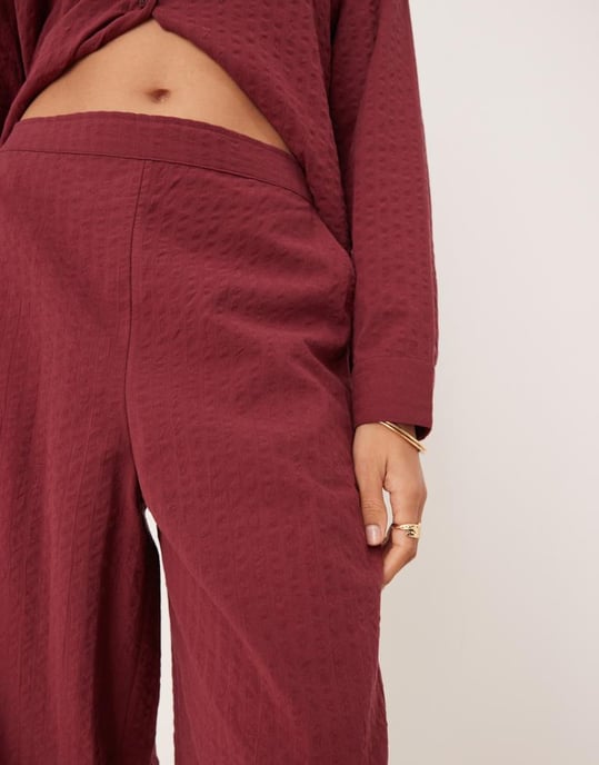ASOS DESIGN seersucker avslappnade byxor med resår i vinröd - Image 3