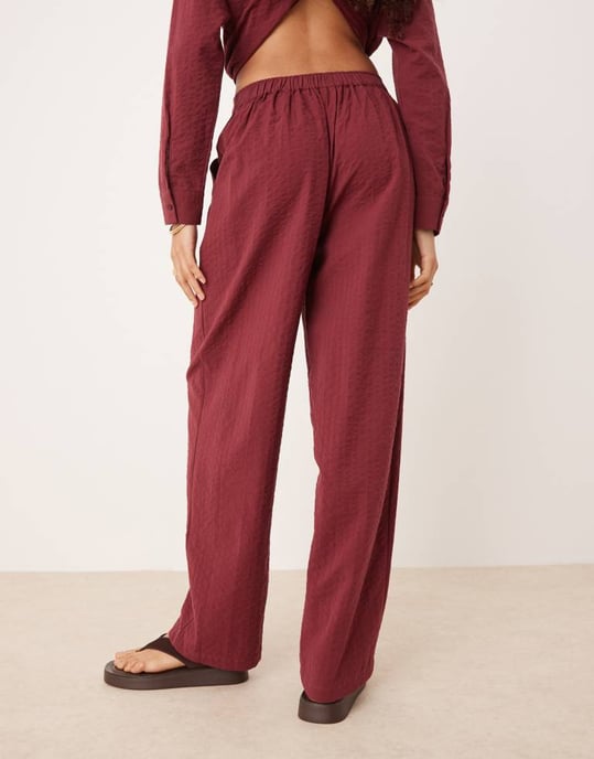 ASOS DESIGN seersucker avslappnade byxor med resår i vinröd - Image 4