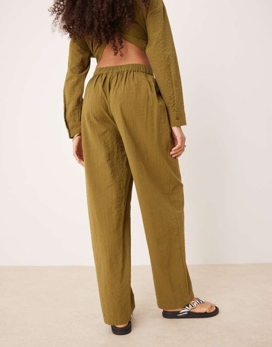 ASOS DESIGN seersucker avslappnade byxor i randigt mönster i olivgrön - Image 4