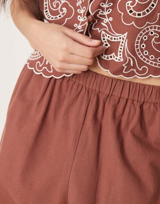 ASOS DESIGN linen blend wide leg scallop edge embroidered trousers co-ord in mocha - Image 3