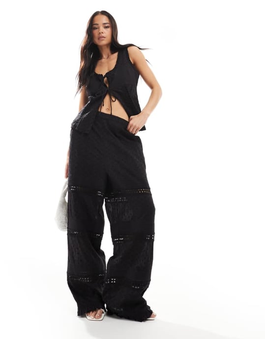ASOS DESIGN klippt och sydd broderade byxor set i svart - Image 1