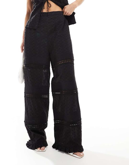 ASOS DESIGN klippt och sydd broderade byxor set i svart - Image 2