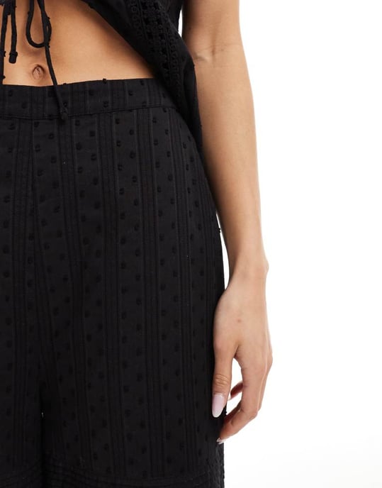 ASOS DESIGN klippt och sydd broderade byxor set i svart - Image 4