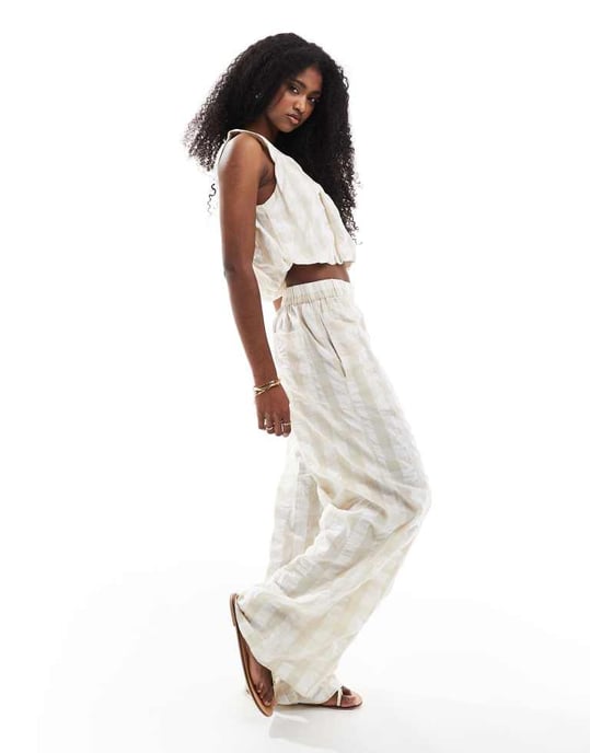 ASOS DESIGN rutiga seersucker-byxor i neutral färg - Image 4