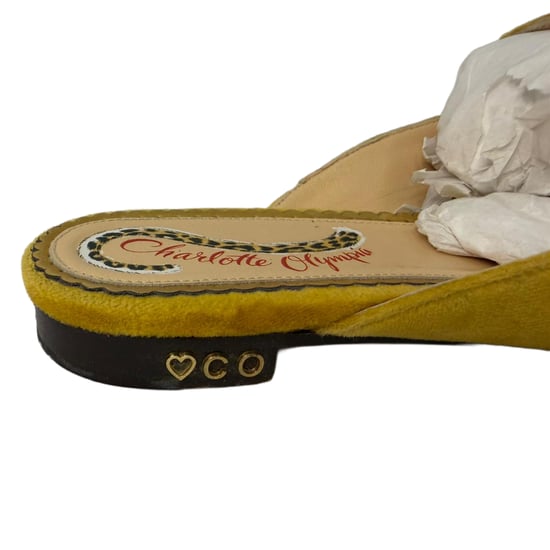 Charlotte Olympia Spänne Detalj Mulor i Gul Sammet - Image 3