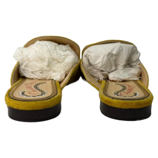 Charlotte Olympia Spänne Detalj Mulor i Gul Sammet - Image 6