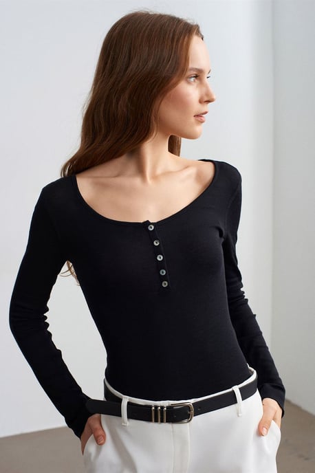 Smalpassad Ullstickad Blus Med Knappar - Image 3