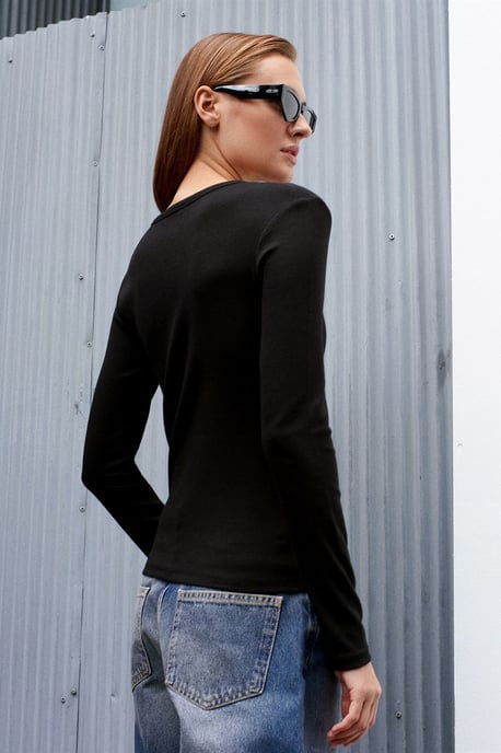 Ribbad Crew Neck Knappblus - Image 2