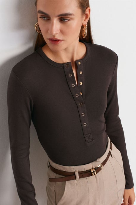 Ribbad Crew Neck Knappblus - Image 1