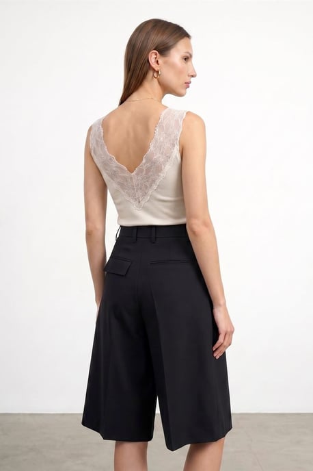 Getailleerde Mouwenloze Kanten Blouse - Image 2