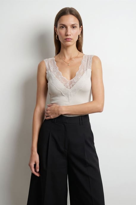 Getailleerde Mouwenloze Kanten Blouse - Image 3