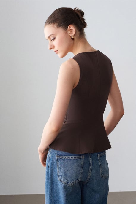 Aangesneden Mouwloze Crêpe Peplum Blouse - Image 2