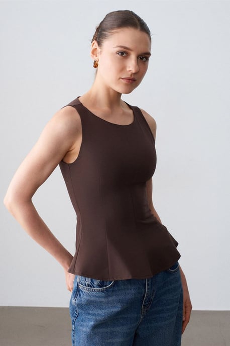 Aangesneden Mouwloze Crêpe Peplum Blouse - Image 3
