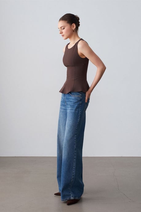 Aangesneden Mouwloze Crêpe Peplum Blouse - Image 4