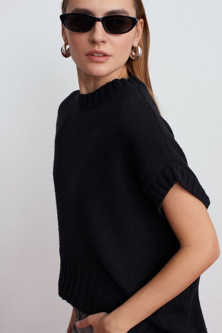 Oversized Ribbed Knit Sweater Vest - Image 1