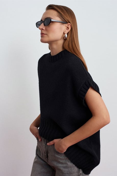 Oversized Ribbed Knit Sweater Vest - Image 2
