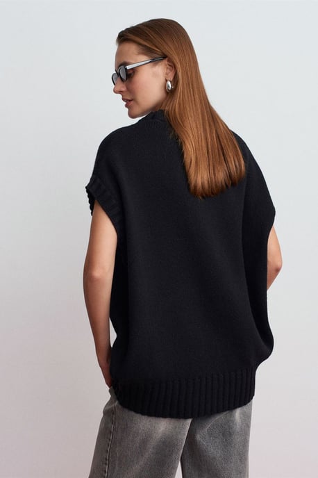 Oversized Ribbed Knit Sweater Vest - Image 3