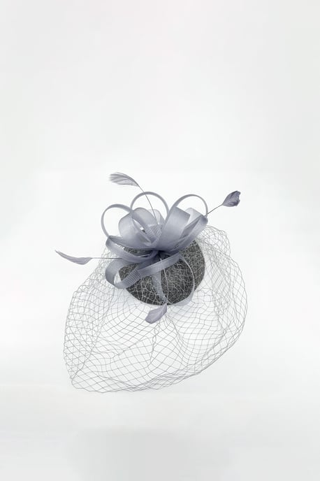 Bow Feather & Net Disc Fascinator in Grey - Image 2