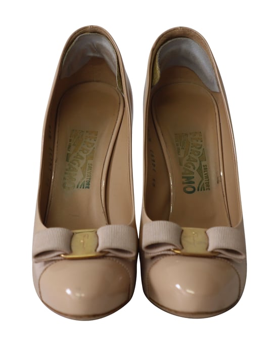Salvatore Ferragamo Vara Bow Plateau Pumps in Nude Patelleer - Image 2