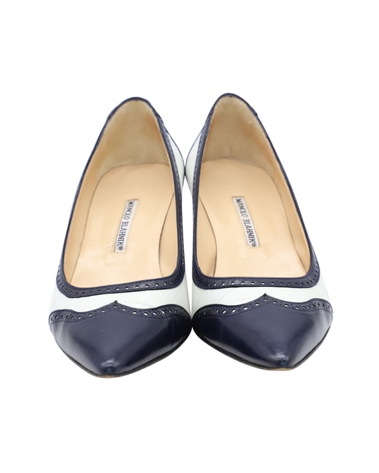 Manolo Blahnik Ancor Two-tone Spectator Pumps in Marineblauw Leer - Image 3