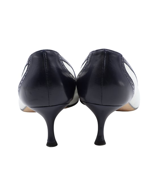 Manolo Blahnik Ancor Two-tone Spectator Pumps in Marineblauw Leer - Image 4