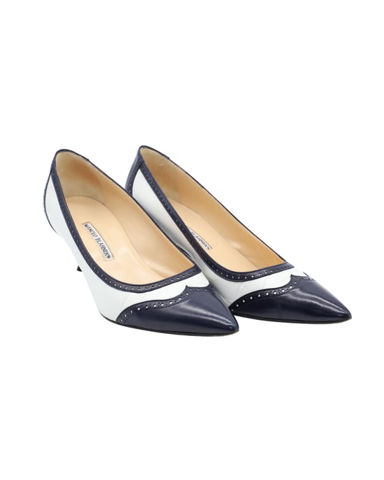 Manolo Blahnik Ancor Two-tone Spectator Pumps in Marineblauw Leer - Image 5