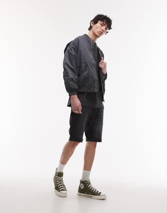 Tommy Jeans Ronnie uppvikt slim denim shorts i svart - Image 3