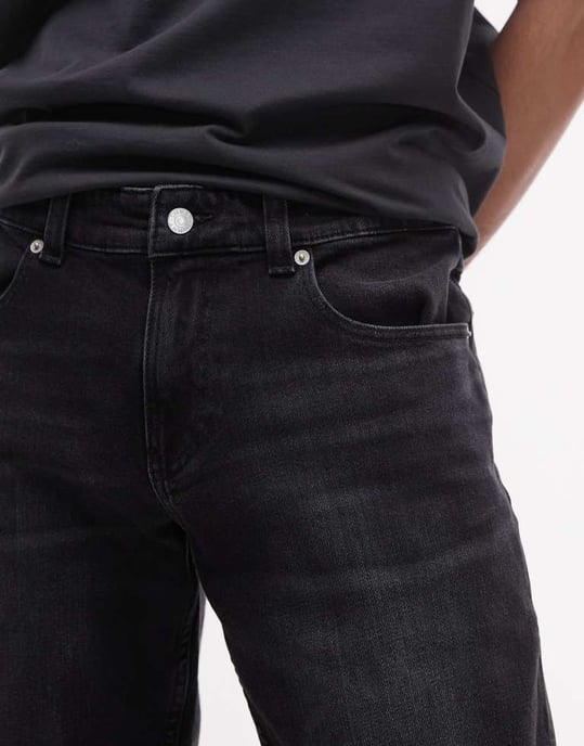 Tommy Jeans Ronnie uppvikt slim denim shorts i svart - Image 4