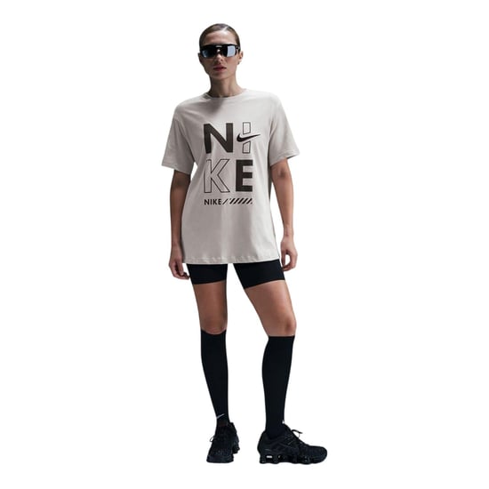 Nike Dames-T-shirt met grafische print, ronde hals en normale pasvorm (Strijkijzer) - Image 1