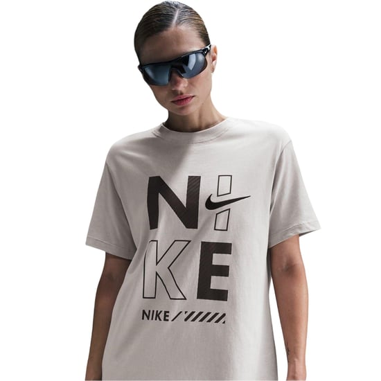 Nike Dames-T-shirt met grafische print, ronde hals en normale pasvorm (Strijkijzer) - Image 4