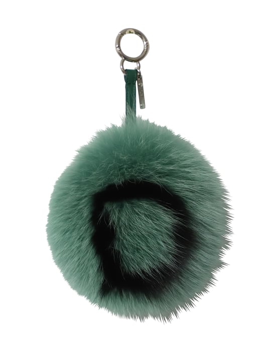 Fendi Initial Pom-Pom Charm i Grönt Pälsgarn - Image 1