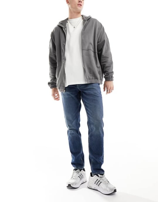 ASOS DESIGN stretch tapered jeans i medtvättad blå - Image 3