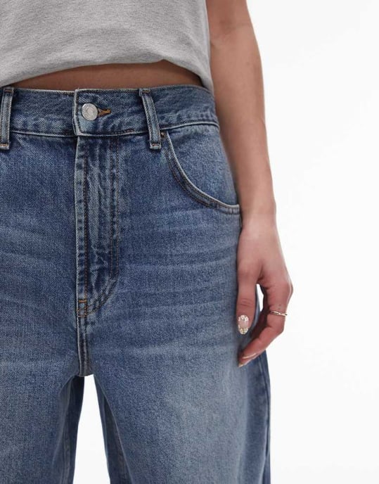 Topshop Gilmore lågt midjade boyfriend-jeans i mellanblå - Image 3