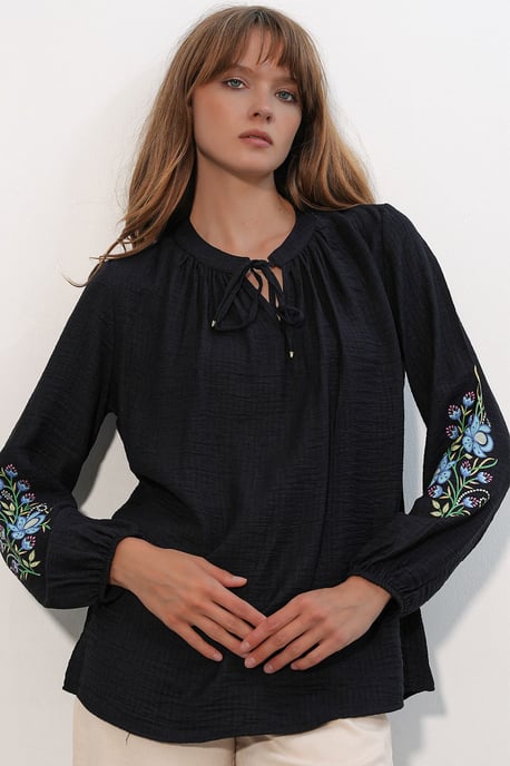 Geborduurd Overmaat Crêpe Blouse - Image 1