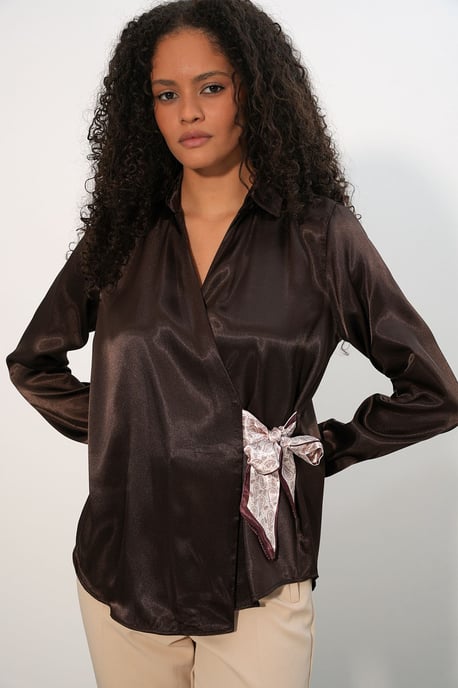 Dames Satijnen Knopenblouse - Image 3