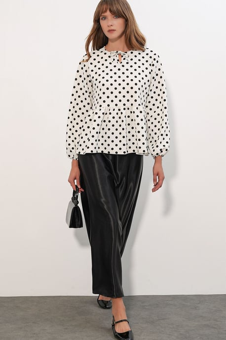 Prickig crepe-blus med knytdetalj - Image 2