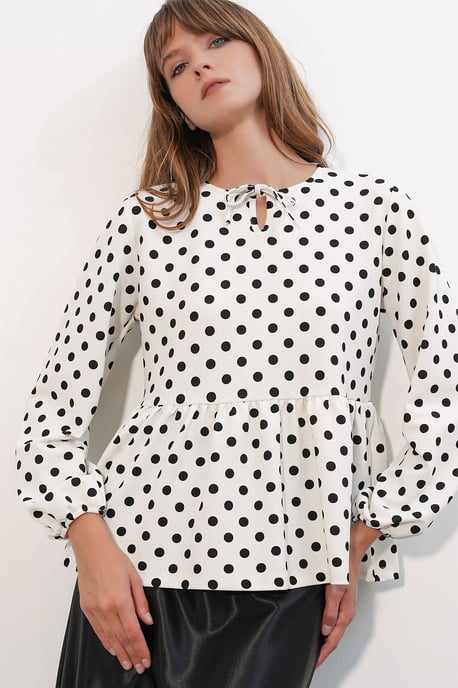 Prickig crepe-blus med knytdetalj - Image 3