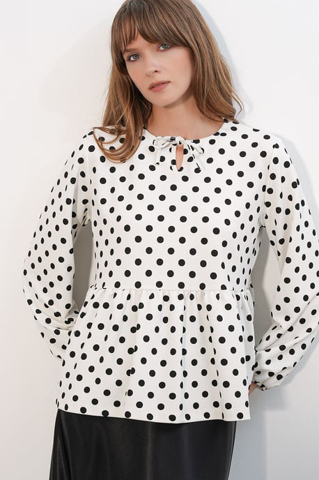 Prickig crepe-blus med knytdetalj - Image 4