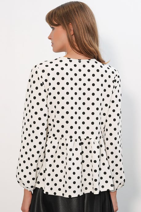 Prickig crepe-blus med knytdetalj - Image 6