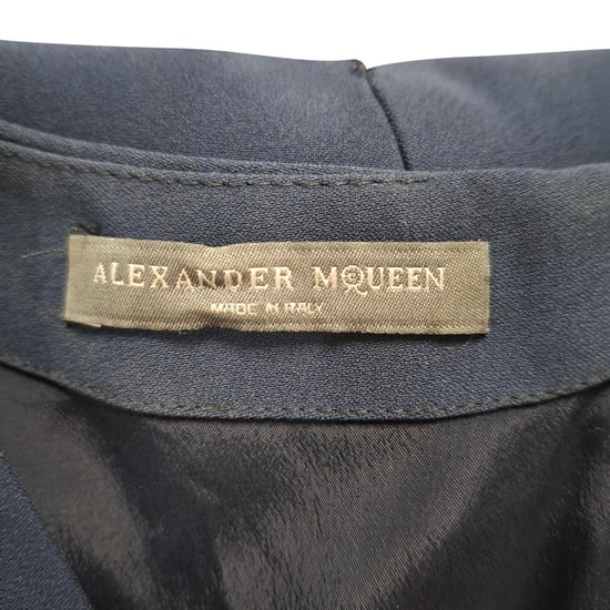 Alexander McQueen V-ringad midiklänning i marinblått acetat - Image 3