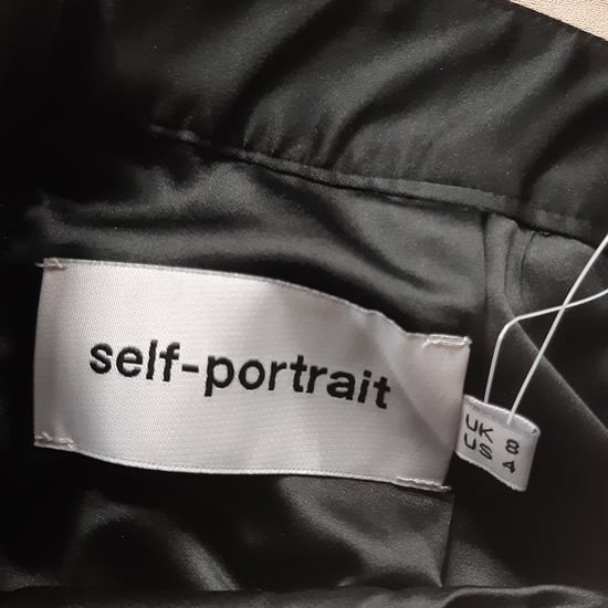 Midiklänning med självporträtt och spetsdetalj i svart polyester - Image 4