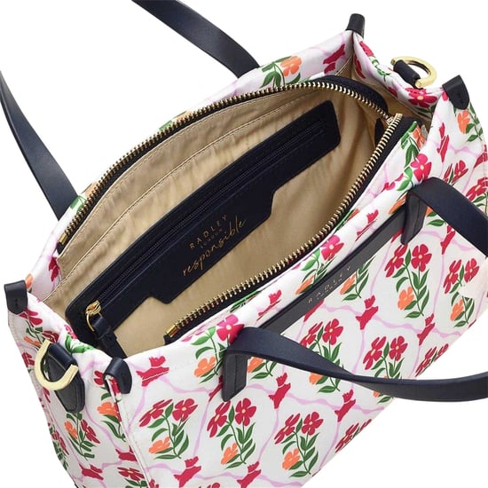 Radley Axelremsväska i återvunnen polyester med blommor (Svart) - Image 3