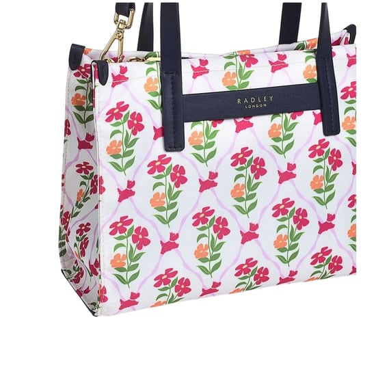 Radley Axelremsväska i återvunnen polyester med blommor (Svart) - Image 4