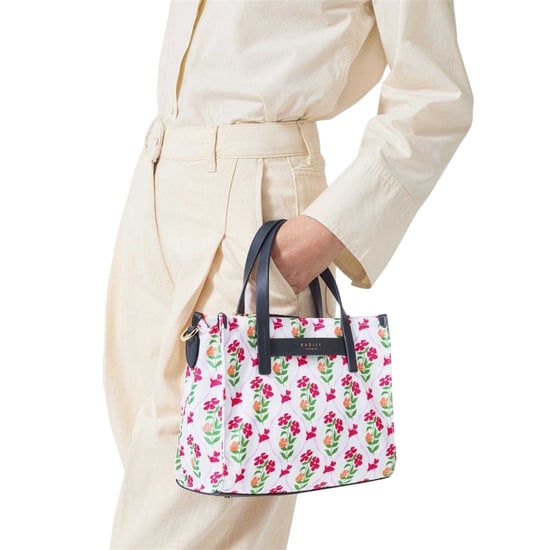 Radley Axelremsväska i återvunnen polyester med blommor (Svart) - Image 5
