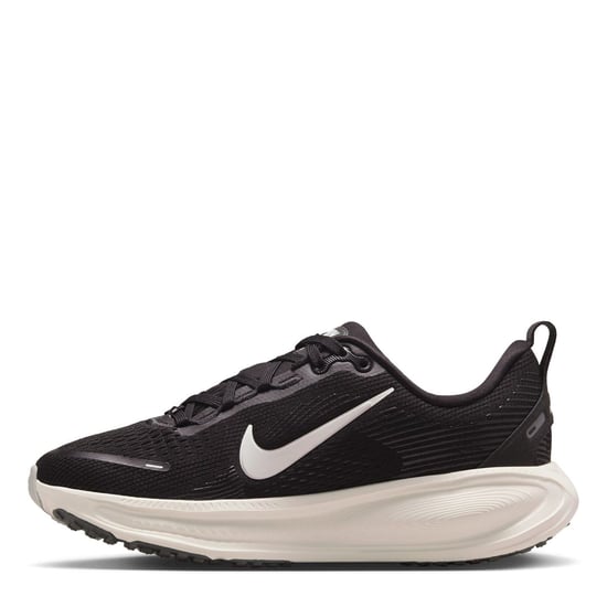 Boys Nike Vomero 18 Low Top Lace-Up Sneakers in Black/White - Image 2
