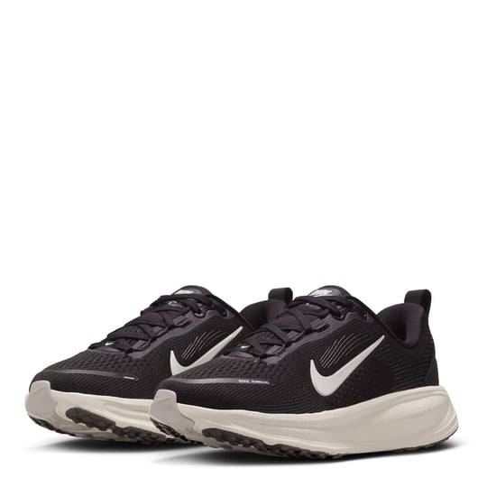 Boys Nike Vomero 18 Low Top Lace-Up Sneakers in Black/White - Image 4