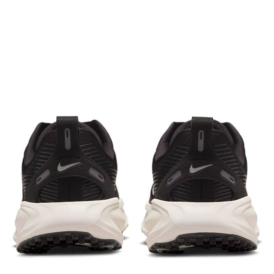 Boys Nike Vomero 18 Low Top Lace-Up Sneakers in Black/White - Image 5