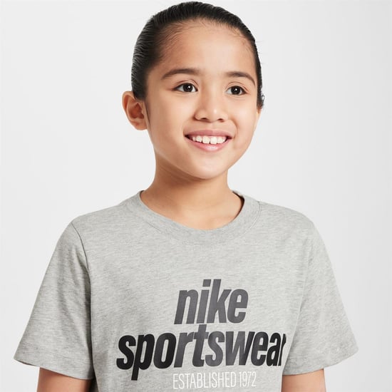 Girls Nike K NSW T Clb FAM in Dk Grey Heather - Image 3